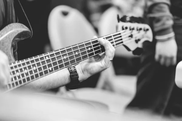 Close Mão Homem Tocando Guitarra Electro — Fotografia de Stock