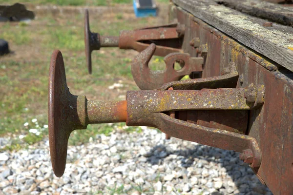 Eski Tren Terkedilmiş Bir Istasyonda Eski Vagonun Parçaları Eski Tampon — Stok fotoğraf