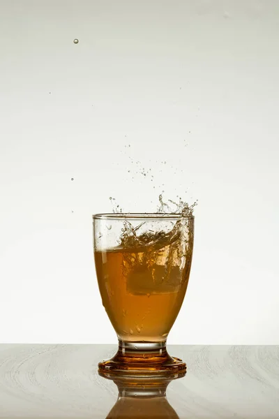 Een Verticaal Schot Van Een Glas Gele Spetterende Drank Geïsoleerd — Stockfoto