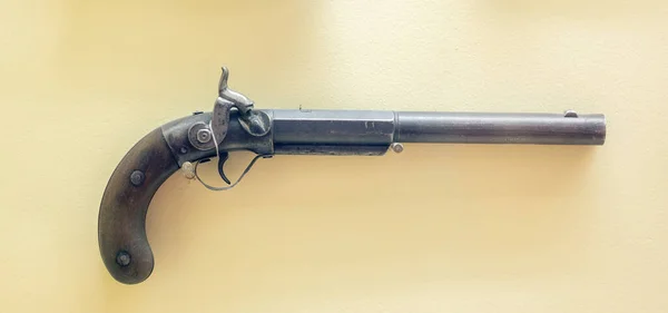 Старый Винтажный Перцовый Револьвер Изолированный Светло Желтом Фоне — стоковое фото