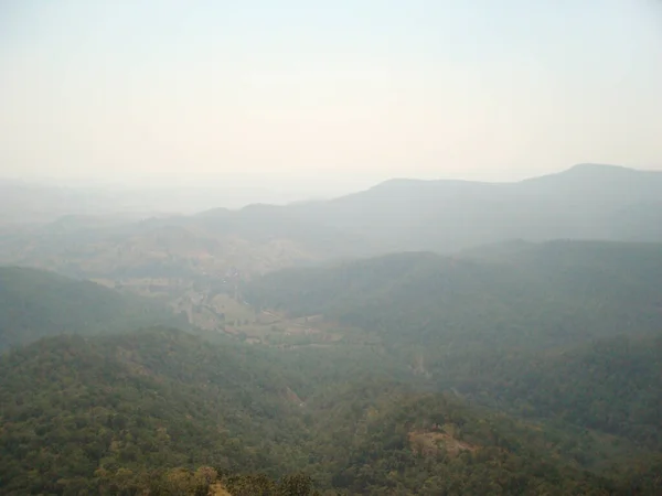 Une Vue Imprenable Sur Beau Paysage Montagneux Sous Ciel Nuageux — Photo