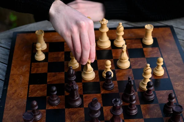 木製のチェスボード上の別の作品 — ストック写真