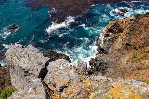 Onde Che Infrangono Sugli Scogli Sulla Spiaggia Big Sur — Foto Stock