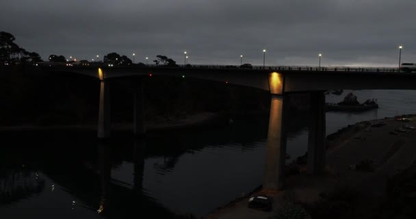 Gece Nehir Üzerindeki Yol Köprüsündeki Trafik Manzarası — Stok video