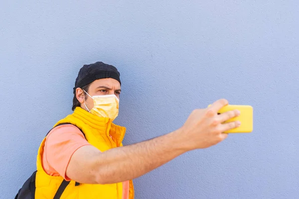 Spaanse Man Met Gezichtsmasker Neemt Een Selfie Met Gele Mobiele — Stockfoto