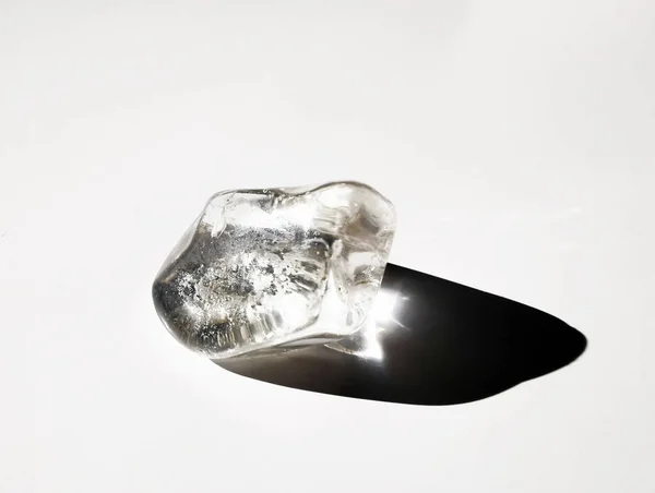 Ein Heilkristall Für Chakren Auf Weißer Oberfläche — Stockfoto