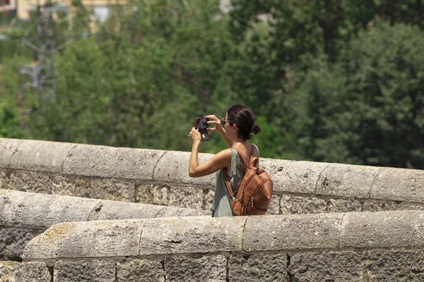 Бесалу Испания Июль 2019 Молодая Женщина Фотографирующаяся Мобильным Телефоном Средневекового — стоковое фото