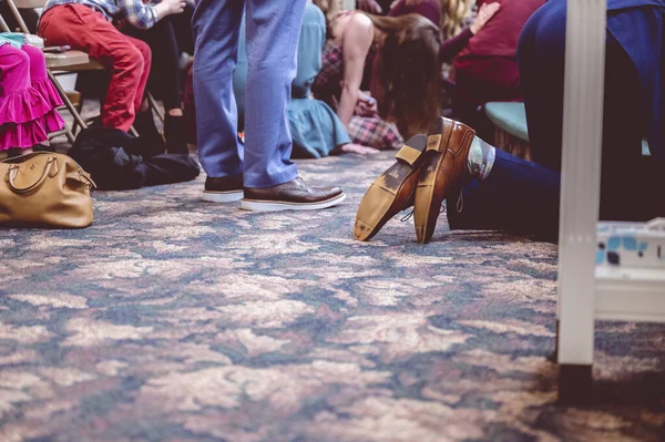 Homme Priant Dans Une Église Agenouillant — Photo