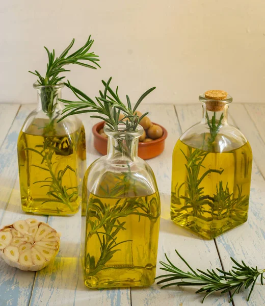 Andalusische Olijfolie Met Rozemarijn Knoflook Infusie — Stockfoto