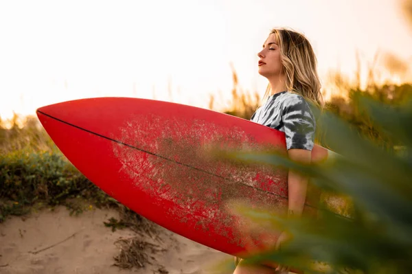 Een Jonge Blonde Vrouwelijke Surfer Loopt Met Haar Surfplank Het — Stockfoto