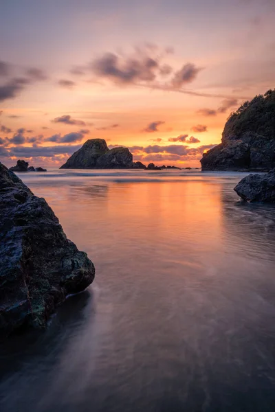 Uma Foto Vertical Uma Praia Durante Pôr Sol Norte Califórnia — Fotografia de Stock