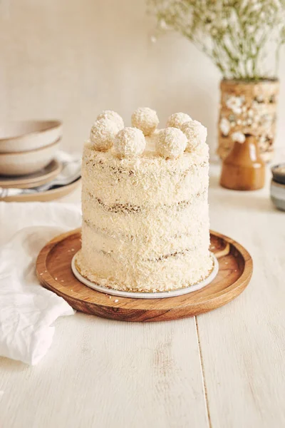 Függőleges Felvétel Egy Világos Konyhai Jelenetről Krémes Raffaello Torta Egy — Stock Fotó