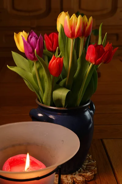 Plan Vertical Bouquet Belles Tulipes Dans Vase Bleu Avec Une — Photo