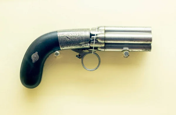 Starý Vintage Pepřový Revolver Izolovaný Světle Žlutém Pozadí — Stock fotografie