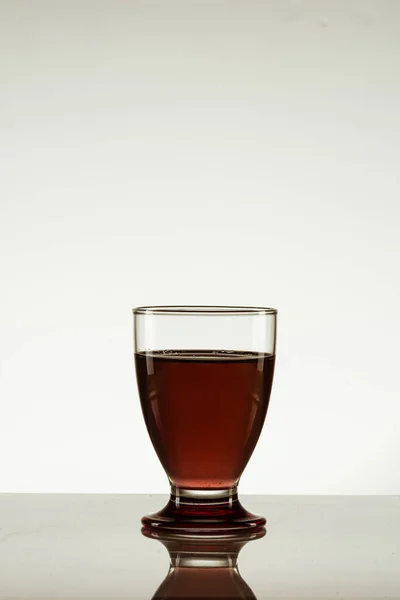 Een Verticaal Shot Van Een Glas Bruine Drank Geïsoleerd Een — Stockfoto