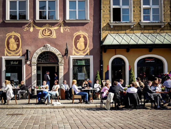 Poznan Polsko Října 2016 Lidé Sedící Před Barem Starém Náměstí — Stock fotografie