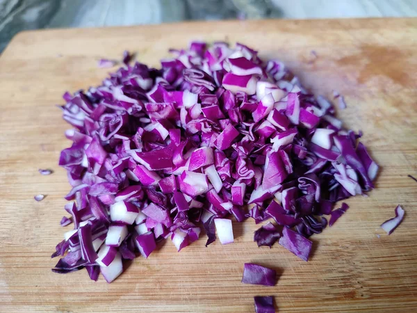 Closeup Chopped Red Cabbage Wooden Cutting Board — Stock Photo, Image