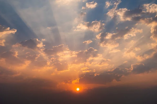 Gyönyörű Naplemente Kilátás Színes Felhők Égen — Stock Fotó
