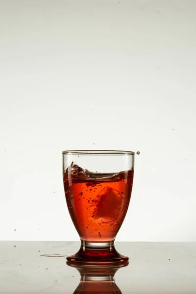 Een Verticaal Schot Van Een Glas Rode Spetterende Drank Geïsoleerd — Stockfoto