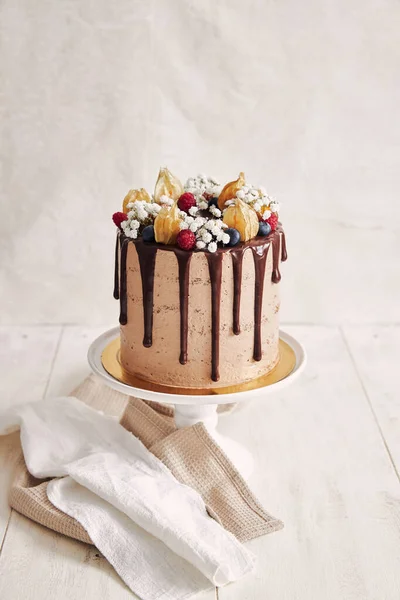 Bolo Chocolate Puro Com Pequenas Flores Brancas Bagas Folhas Secas — Fotografia de Stock