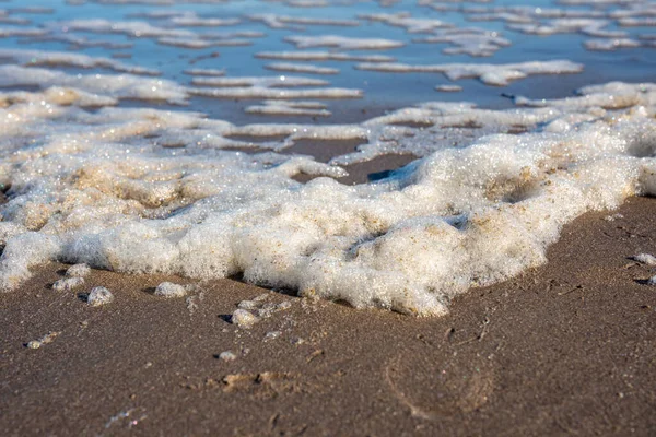 Miękkie Fale Oceanu Pianką Piaszczystej Plaży — Zdjęcie stockowe