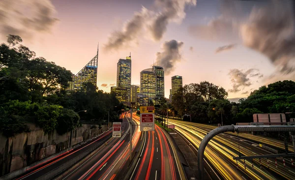 Sydney Şehir Merkezinde Gün Batımında Geçen Arabalarla — Stok fotoğraf