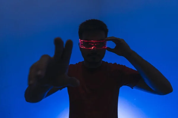 Spanish Caucasian Man Wearing Digital Glasses Dark Blue Atmosphere — ストック写真