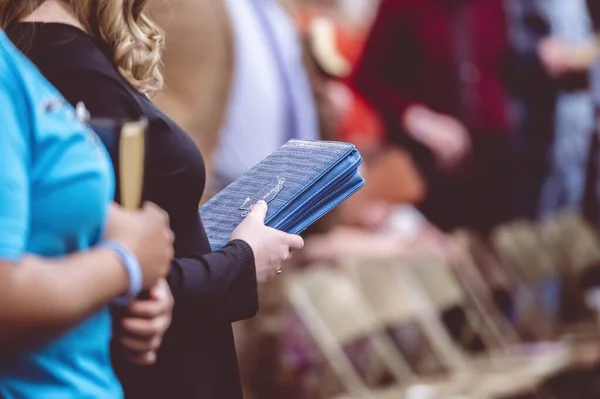 Dva Lidé Držící Biblické Knihy Modlící Během Sboru — Stock fotografie