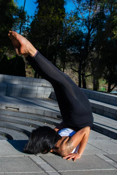 Una Hermosa Mexicana Deportista Practicando Yoga Parque —  Fotos de Stock