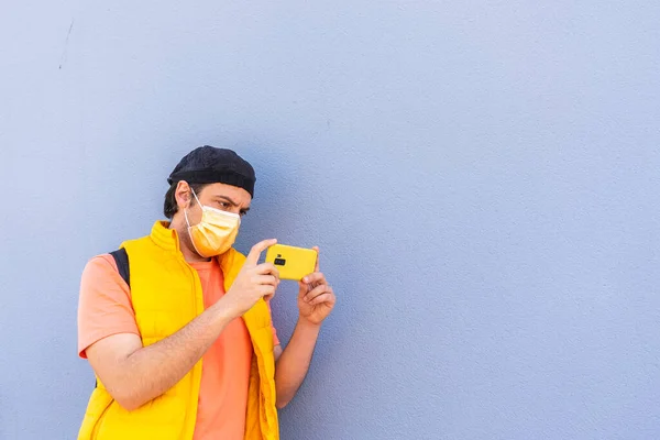 인도에서 스마트폰으로 마스크를 스페인 남자의 뒤에는 복사를 — 스톡 사진
