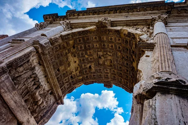 Een Lage Hoek Opname Van Boog Van Titus Monument Rome — Stockfoto