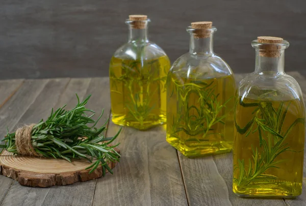 Andalusische Olijfolie Met Rozemarijn Knoflook Infusie — Stockfoto