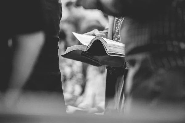 Una Toma Escala Grises Una Mujer Leyendo Biblia Durante Una —  Fotos de Stock
