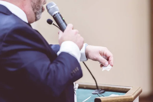 Homem Falando Microfone Palco Discurso Público — Fotografia de Stock