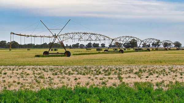 Piękny Widok Centrum Pivot Irrigator Zielonym Padoku — Zdjęcie stockowe