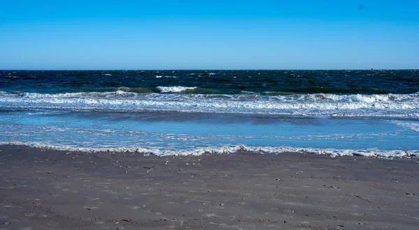 Una Vista Ipnotizzante Bel Paesaggio Marino Sotto Cielo Blu — Foto Stock