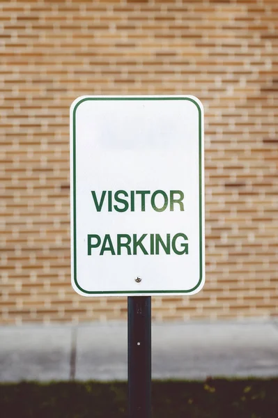 Вертикальний Знімок Знака Паркування Відвідувачів Фоні Цегляної Стіни — стокове фото