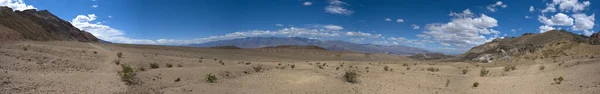 Panoramisch Uitzicht Onvruchtbaar Woestijnlandschap Van Death Valley National Park Californië — Stockfoto