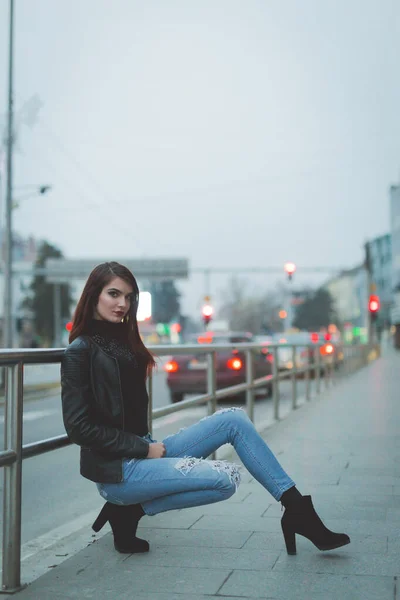 Une Jeune Brune Dans Une Veste Cuir Posée Accroupie Dans — Photo