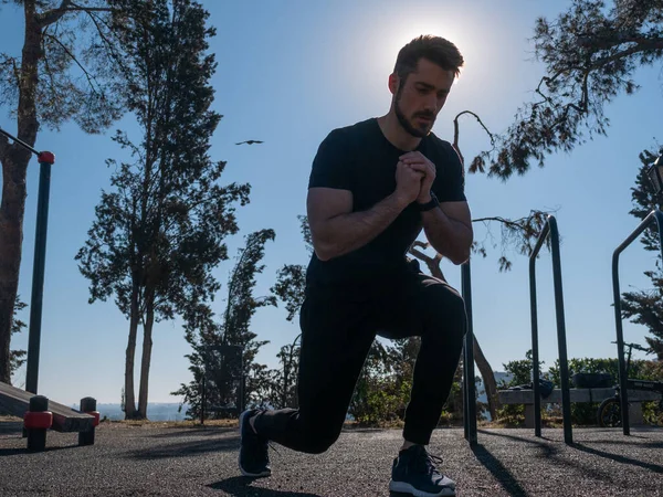 Jovem Caucasiano Espanha Treinando Calistênicos Parque Dia Ensolarado Primavera — Fotografia de Stock