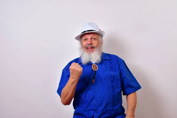 Szczęśliwy Staruszek Białym Kapeluszu Niebieskiej Koszuli Guayabera Krawacie Bolo Robiącym — Zdjęcie stockowe