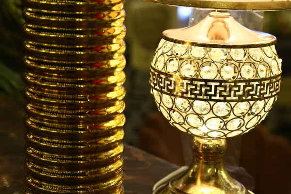 Uma Lanterna Dourada Iluminada Com Padrões Luxuosos Mesa — Fotografia de Stock