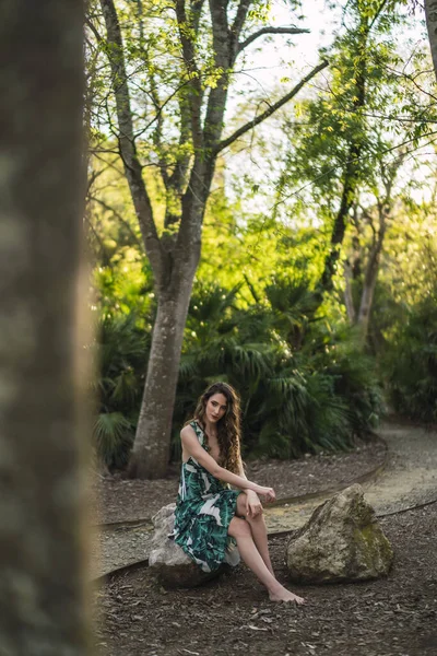 Disparo Vertical Una Hermosa Mujer Española Caucásica Con Pelo Rizado — Foto de Stock