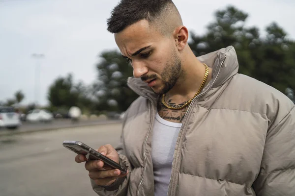 Primer Plano Hombre Traje Estilo Callejero Usando Teléfono Mirando Frustrado — Foto de Stock