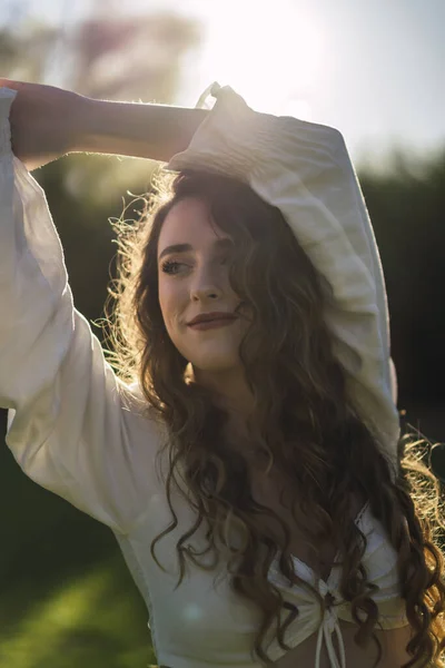 Vertikální Detailní Záběr Krásné Bělošky Španělska Bílém Svršku Roztahuje — Stock fotografie