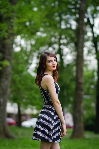 Een Verticaal Shot Van Een Brunette Vrouw Een Bloemen Jurk — Stockfoto