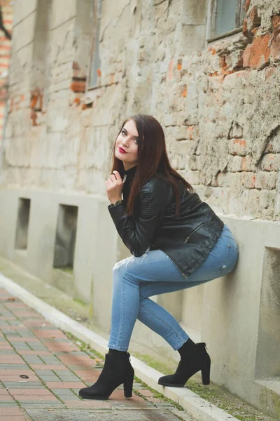 Beautiful Caucasian Female Red Lipstick Black Leather Coat Leaned Wall — ストック写真