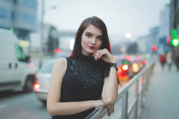 Uma Jovem Morena Feminina Uma Jaqueta Couro Posando Apoiada Corrimão — Fotografia de Stock