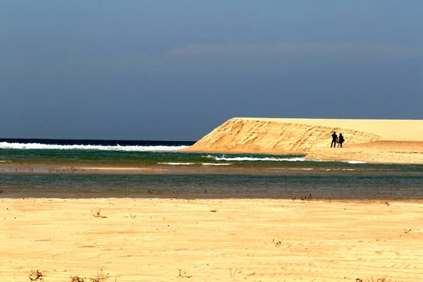 Una Splendida Vista Una Spiaggia Sabbiosa Deserta Bagnata Dalle Onde — Foto Stock