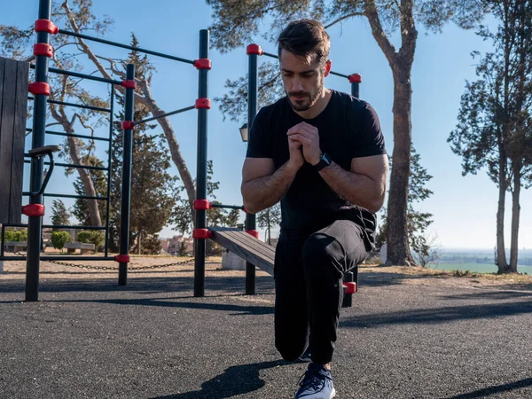 Jeune Homme Caucasien Espagne Forme Des Calisthéniques Dans Parc Par — Photo